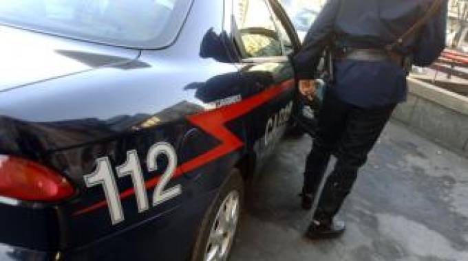 Stiava, anziano colpisce a martellate la moglie malata