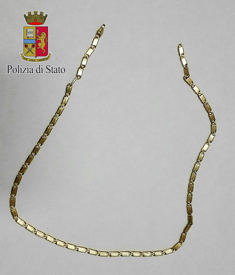 Torna dal weekend e non trova più la collana d'oro; rubata dall'amico