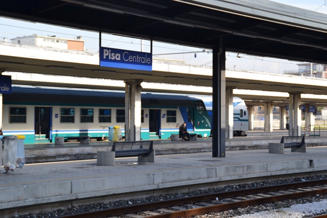 Baby gang alla stazione pesta il capotreno