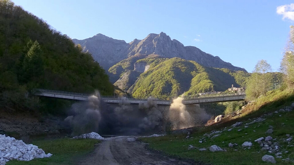Demolito il Ponte della Tambura, ecco il momento dell'esplosione NoiTV